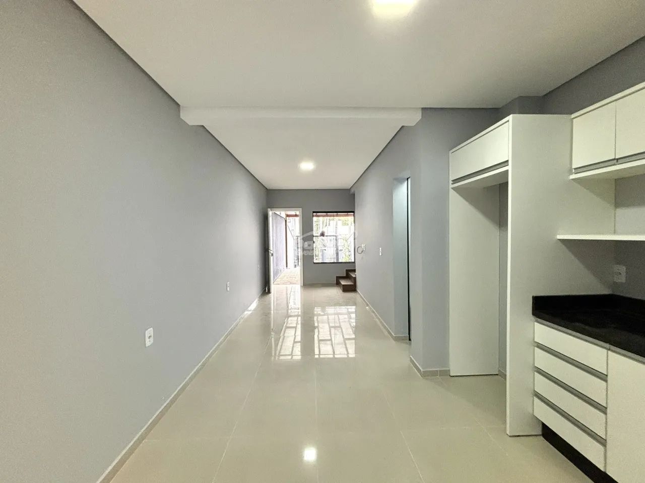 Sobrado com 70m², o imóvel conta com: 02 dormitórios, sala de estar, cozinha com móveis so - Foto 5