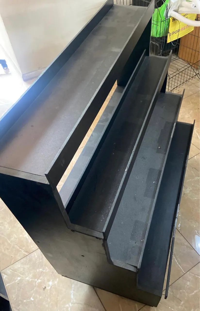 Armário expositor de degraus vazado. Médias 90cm altura, 93cm horizontal 46cm largura - Foto 5