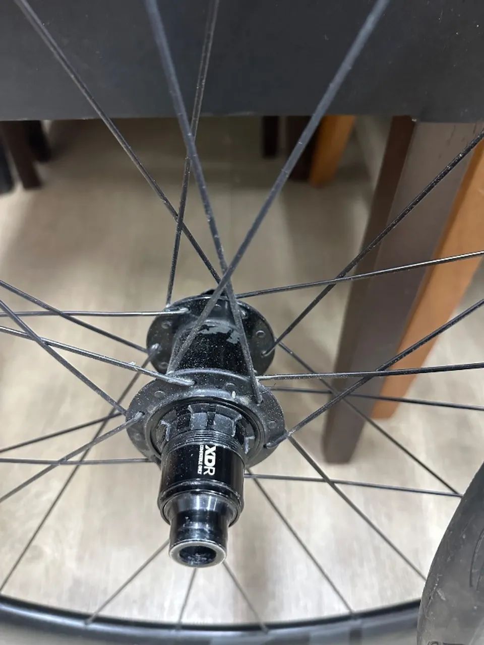 Par de roda ZIPP 303s usada com pneu zero km - Foto 2