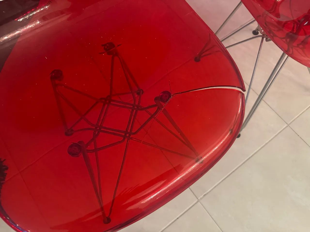 Três cadeiras de acrílico com defeito - Foto 2