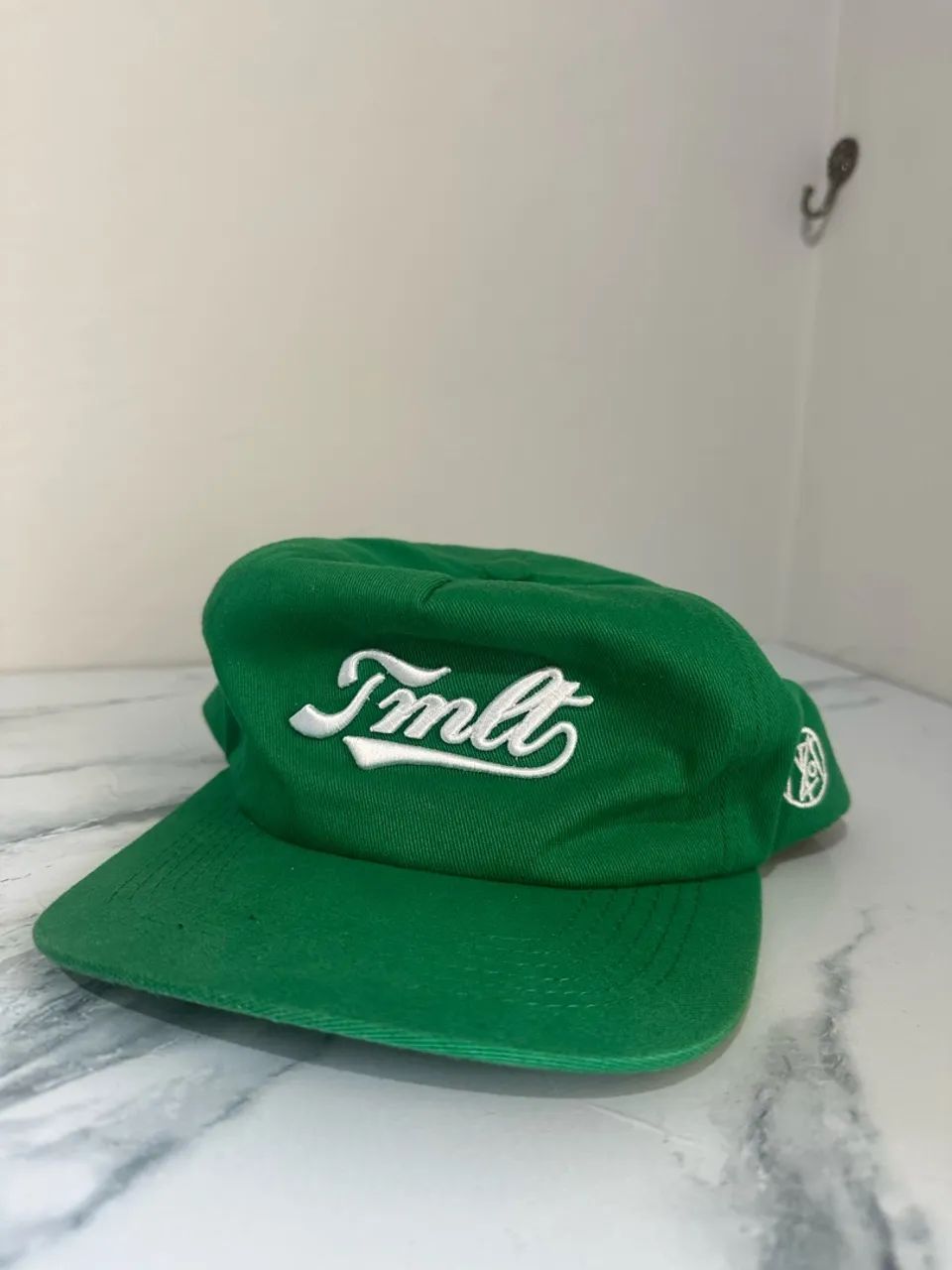 Boné tumulto verde