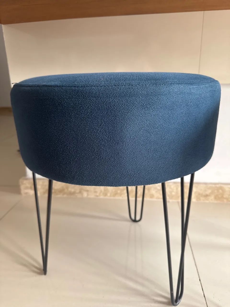 Par de Pufes Azul-Marinho com P és de Metal Preto - Foto 2