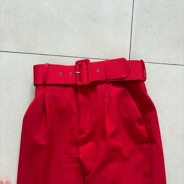 calça zara vermelha com cinto - Foto 3