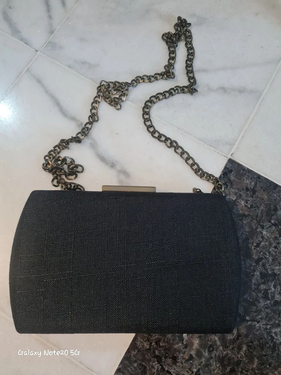Bolsa de festa preta estilo clutch de tecido telado com alça de corrente metálica. - Foto 3