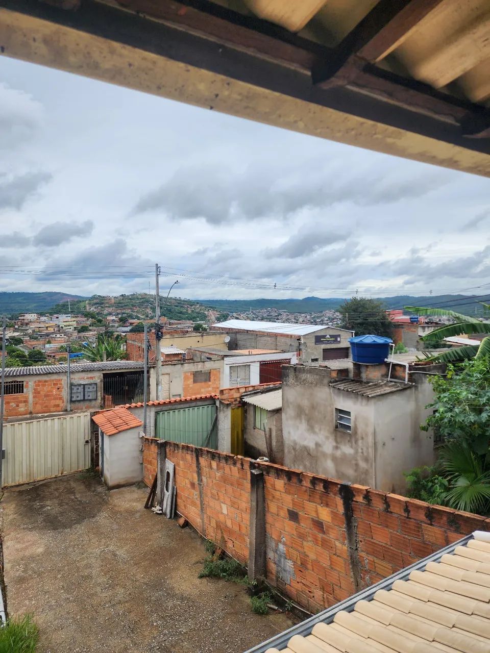 CASA GRANDE NO BAIRRO ROSANEVES 
