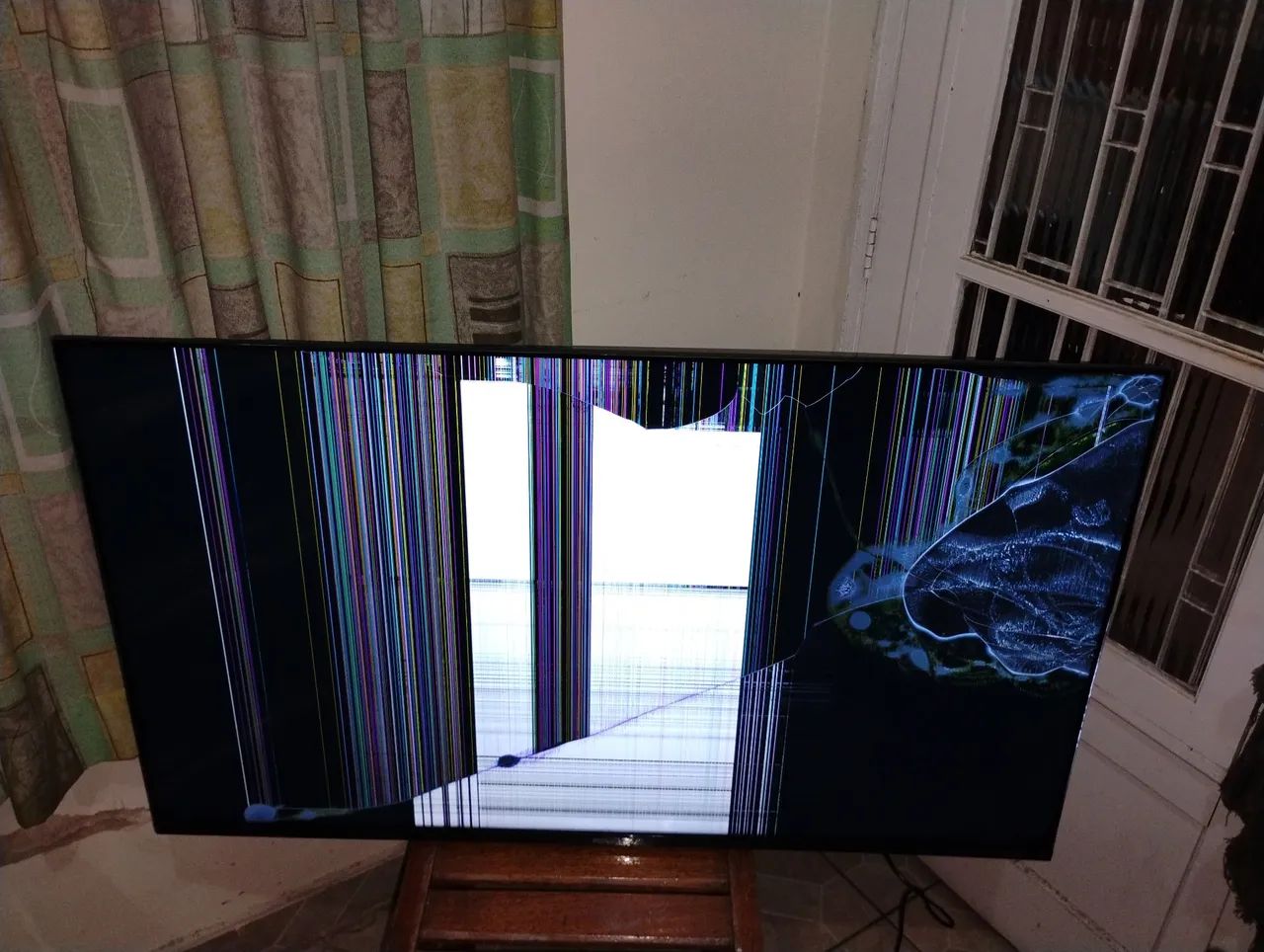 TV LED SMart Philco 4K 50 polegadas Modelo PTV50G10AG115K Defeito Tela trincada Ligando  - Foto 5
