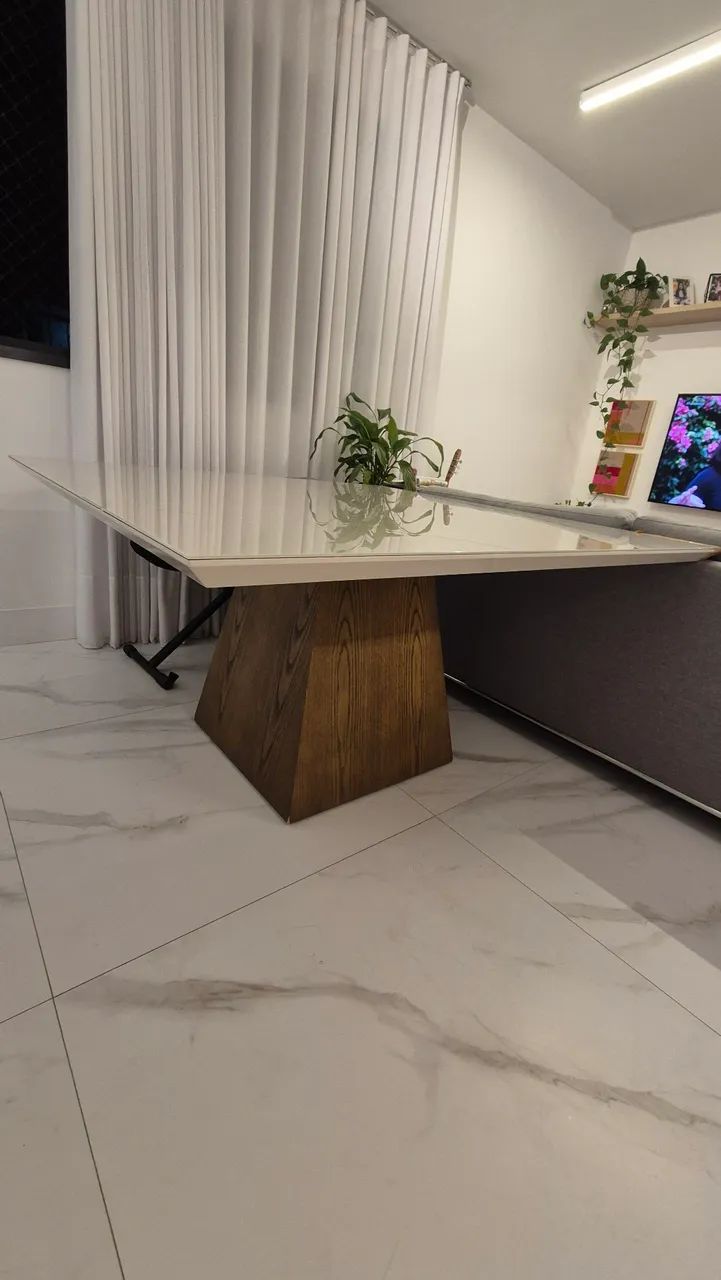 Mesa com vidro laqueado