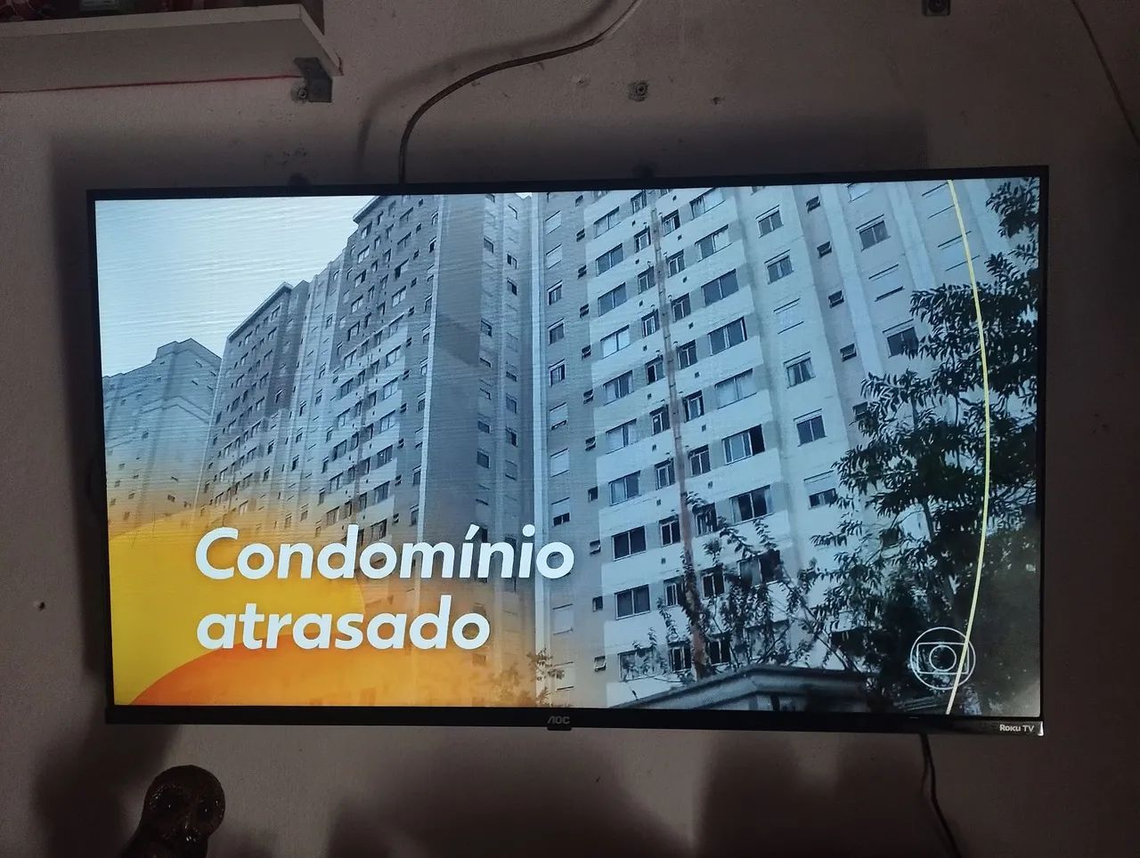 Tv AOC Roku smart de 43 polegadas semi nova completa  - Foto 2