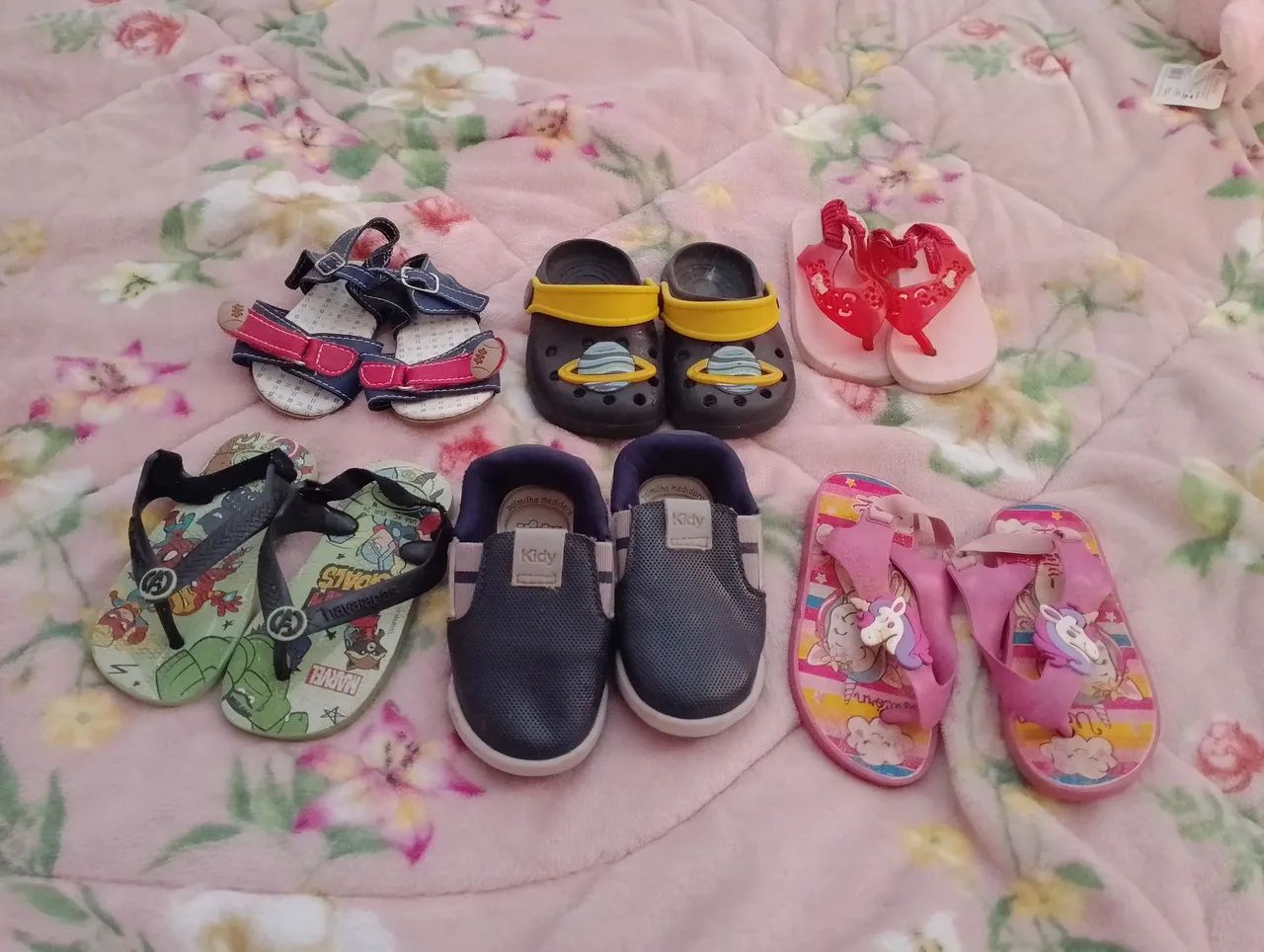 Sapatinhos de bebê menino e menina 