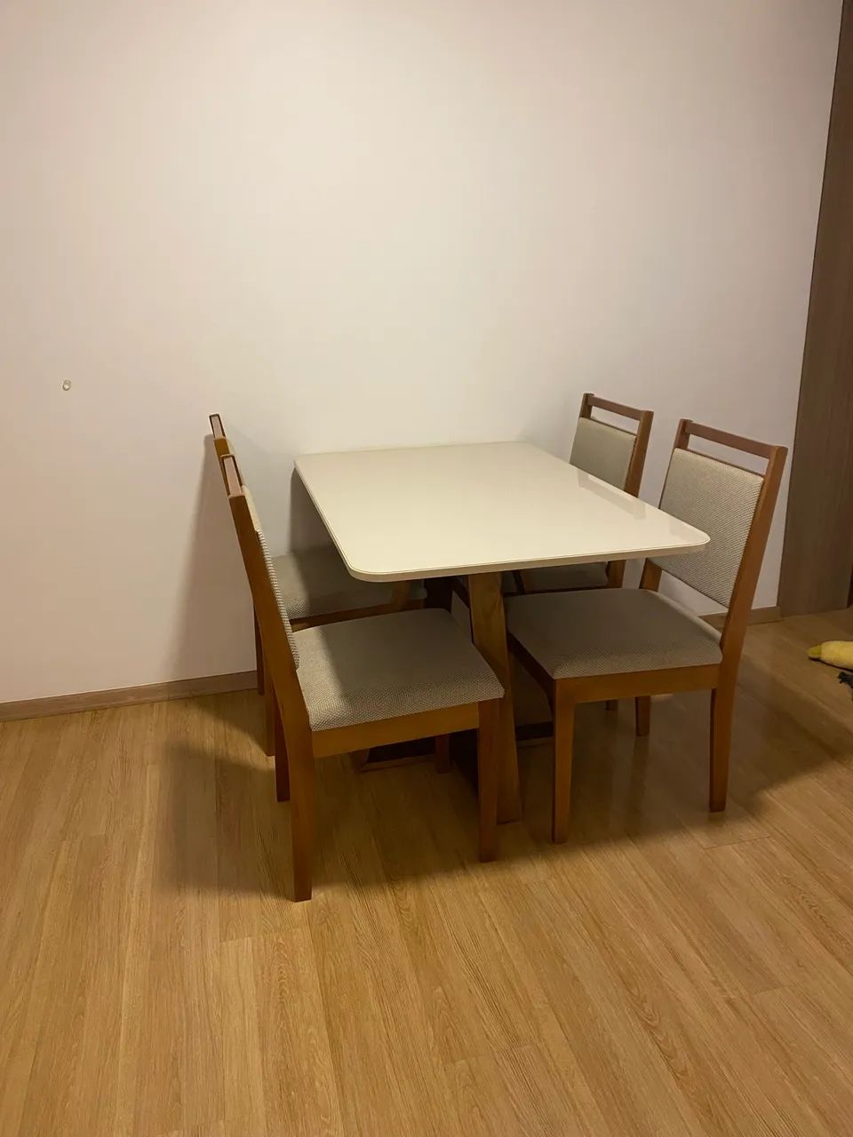 Mesa de jantar com 4 cadeiras 