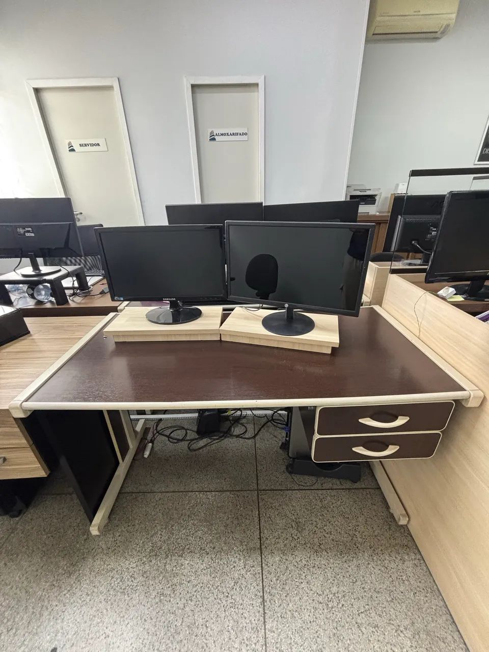 Mesa de escritório com gavetas - Foto 4