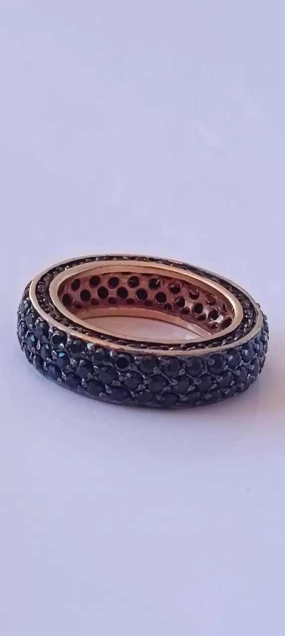 ANEL COM ZIRCÔNIAS NEGRAS BANHADO A OURO 