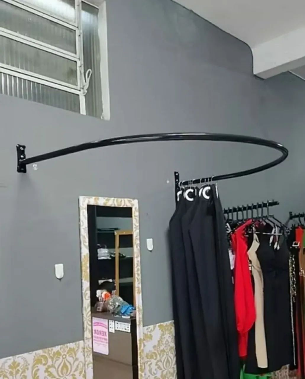 Provador de parede em arco arara