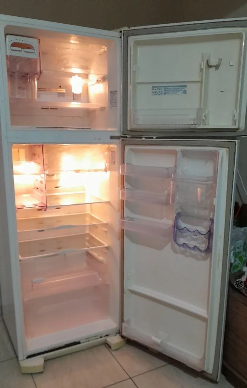 Vendo geladeira Electrolux em bom estado  - Foto 2