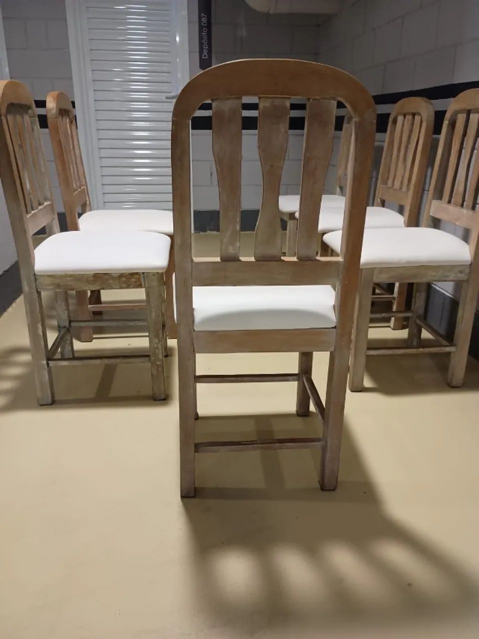 Conjunto 6 Cadeiras de Jantar em Madeira com Assento Branco em Perfeito Estado - Foto 4