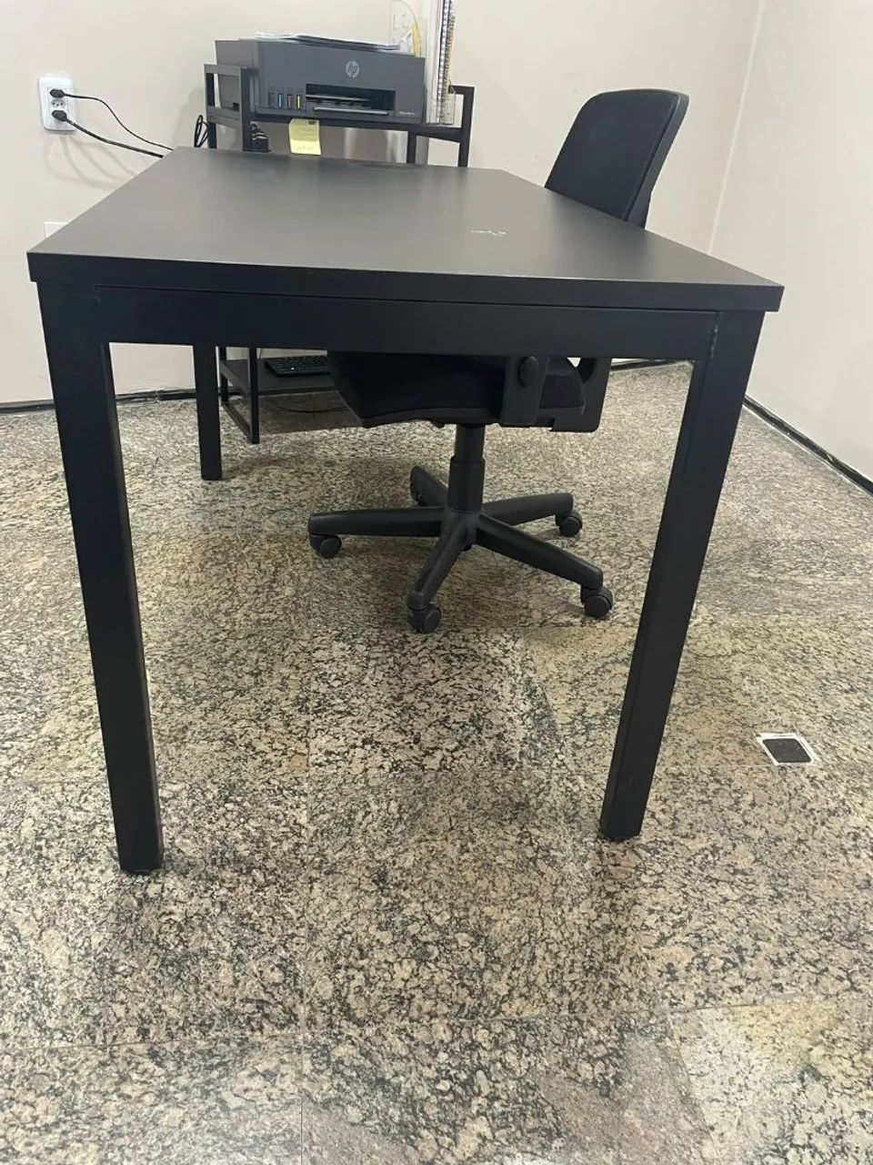 Mesa para escritório pouco usada