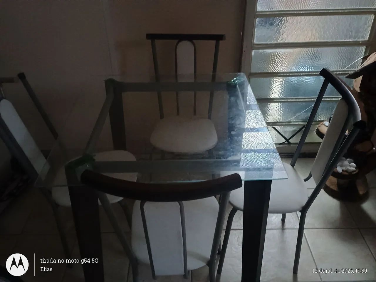 VENDO MESA DE VIDRO COM 4 CADEIRAS - Foto 3