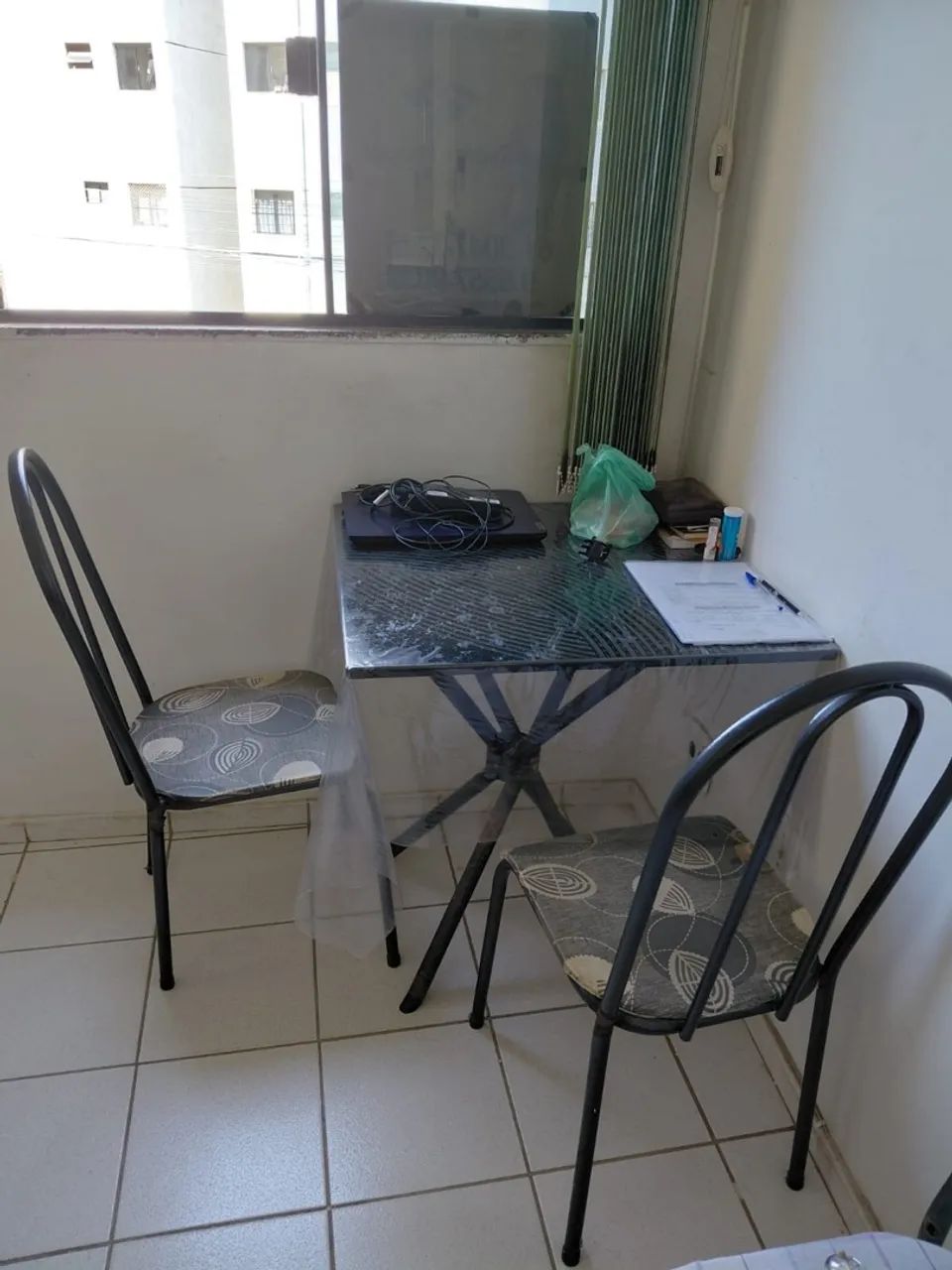 Vende-se mesa com 2 cadeiras