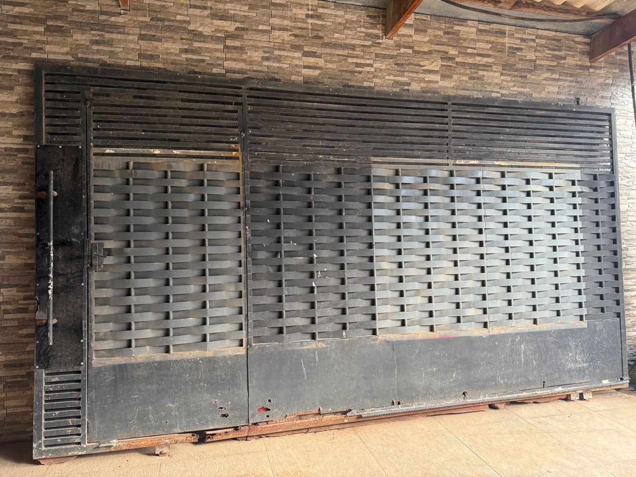 Large used gate65104470153346122