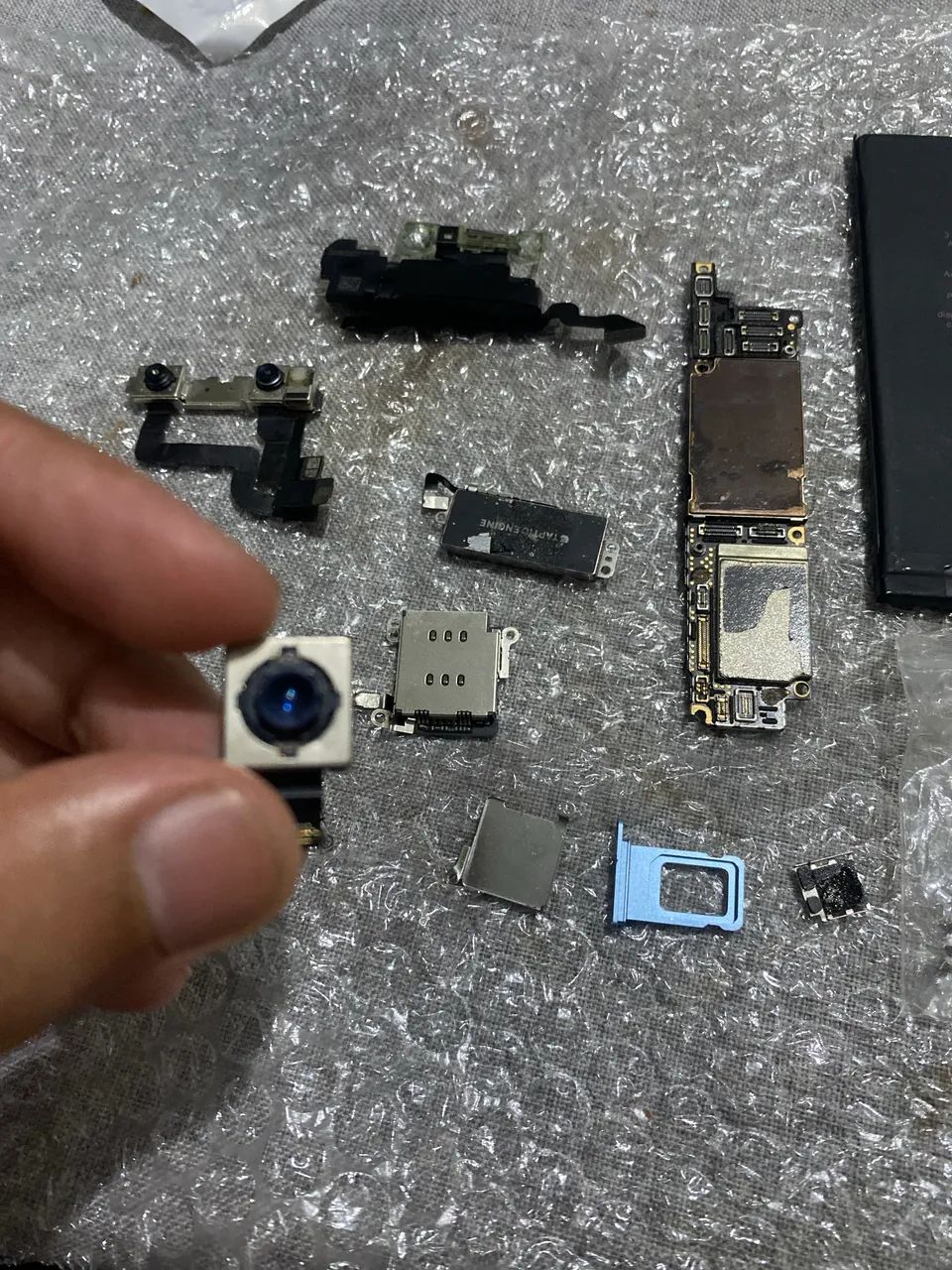 Placa do iPhone XR 128 giga com Face ID iCloud limpo e subindo no sinal de chip normal  - Foto 4