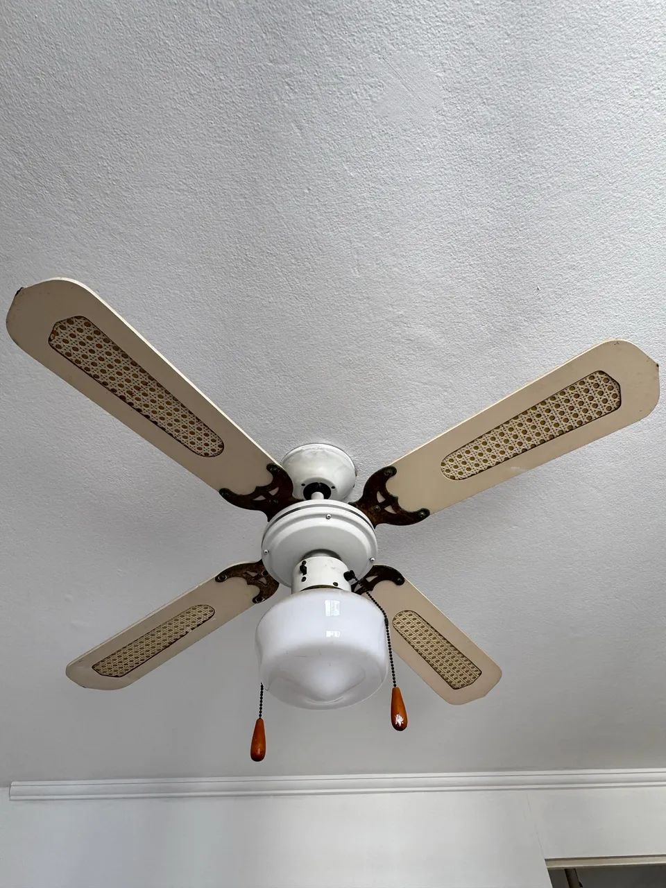 Ventilador de Teto Retrô com Luminária - 4 Pás
