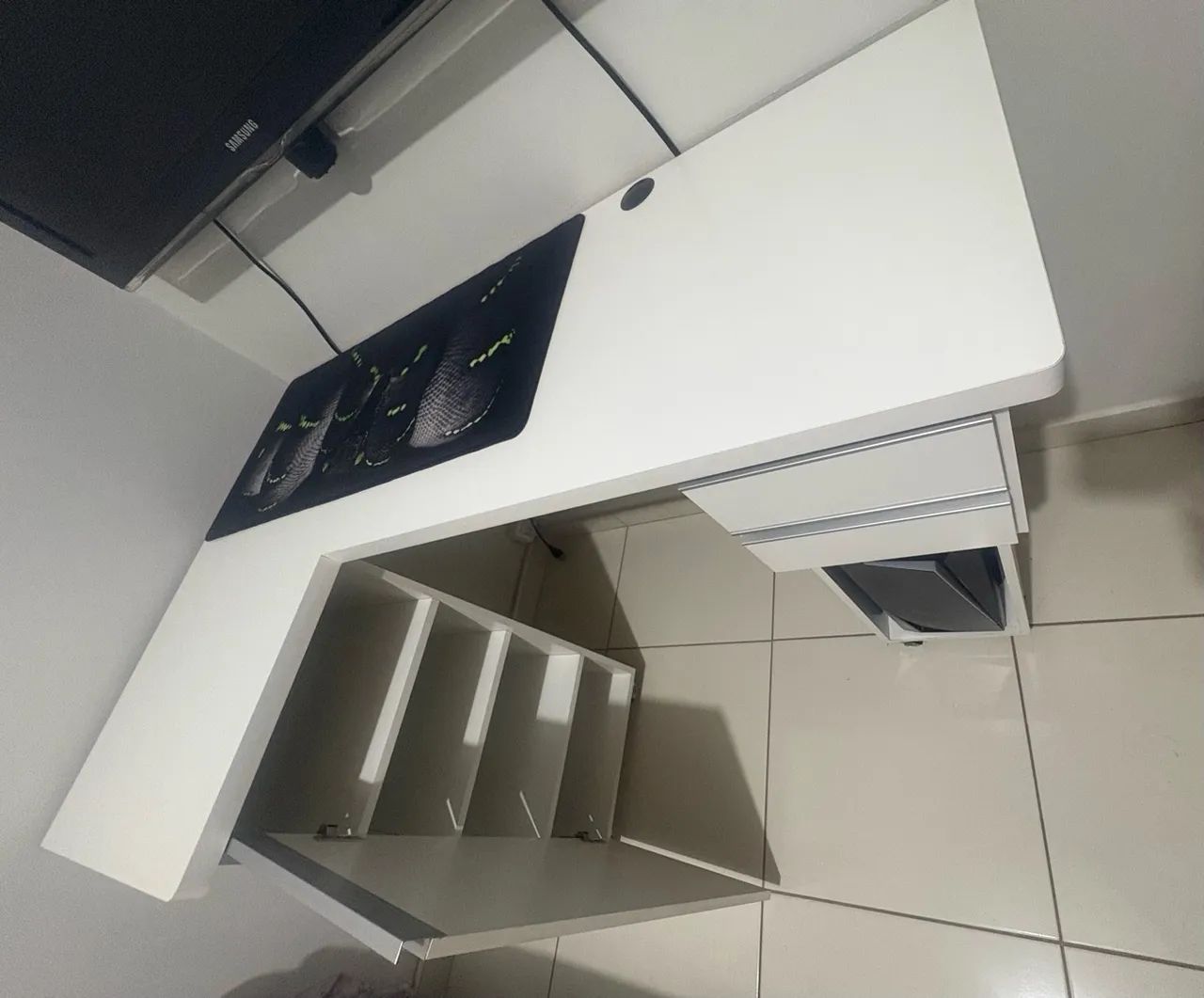 Escrivaninha Mesa de computador Sapateira Multiuso com Portas Quarto ou Escritório . 