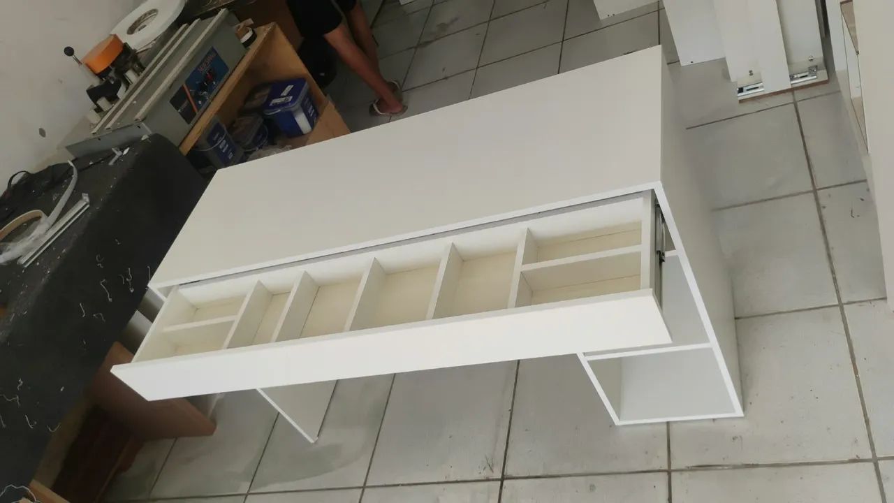 Escrivaninha com gavetão 