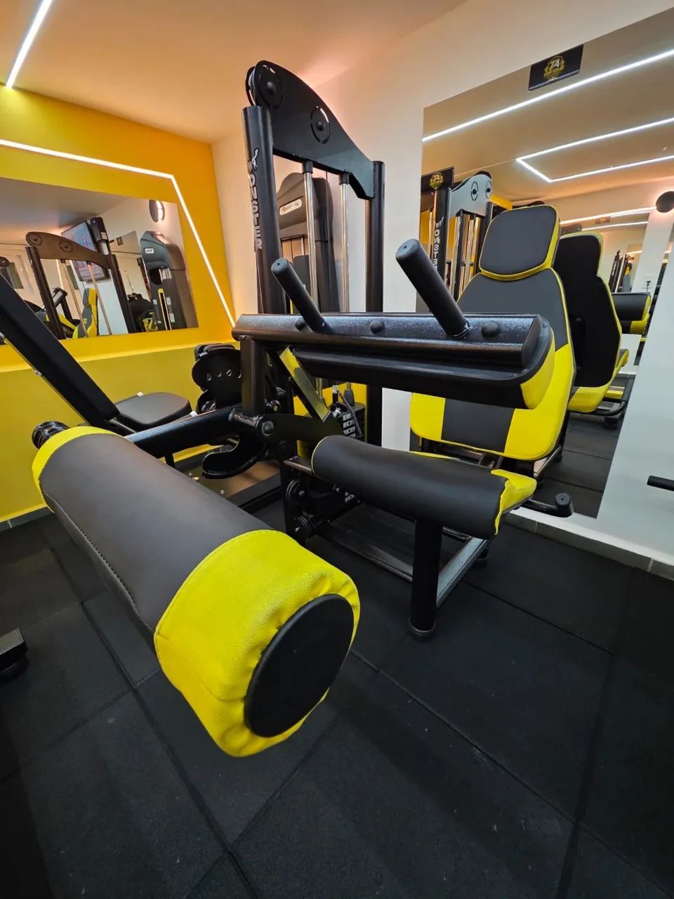 Cadeira extensora e flexora. Muito nova - Foto 3