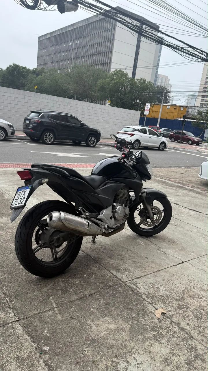 Moto CB 300 2011 preta
