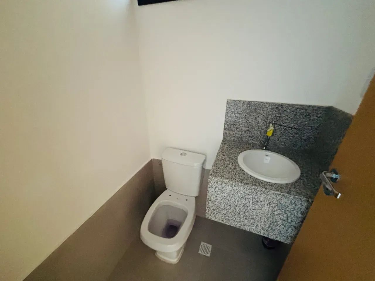 Ágio de casa tipo sobrado 04 Quarto sendo 03 suítes - 181m² - Foto 4
