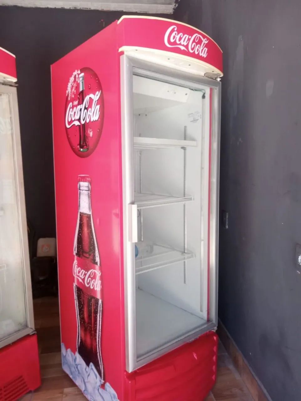 Expositoras Coca Cola MetalFrio com motor novo com um ano de garantia 110v / 220v ? - Foto 2