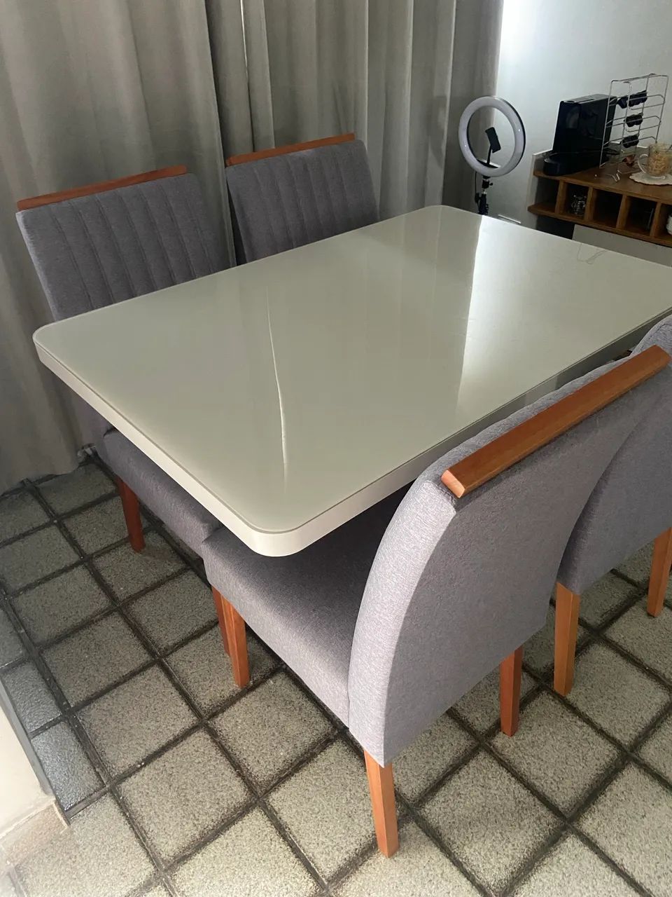 Mesa com 4 cadeiras (tampo de vidro) 