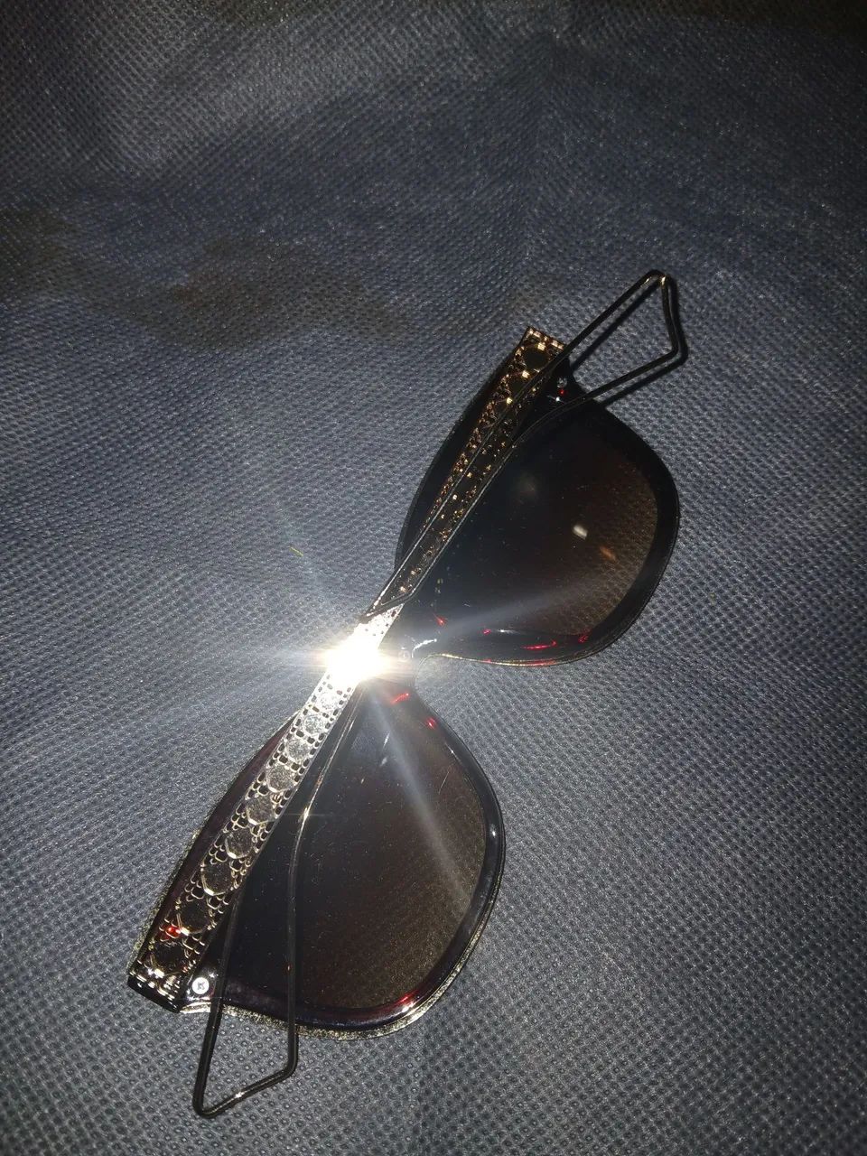 Vendo um oculos escuro feminino  - Foto 2