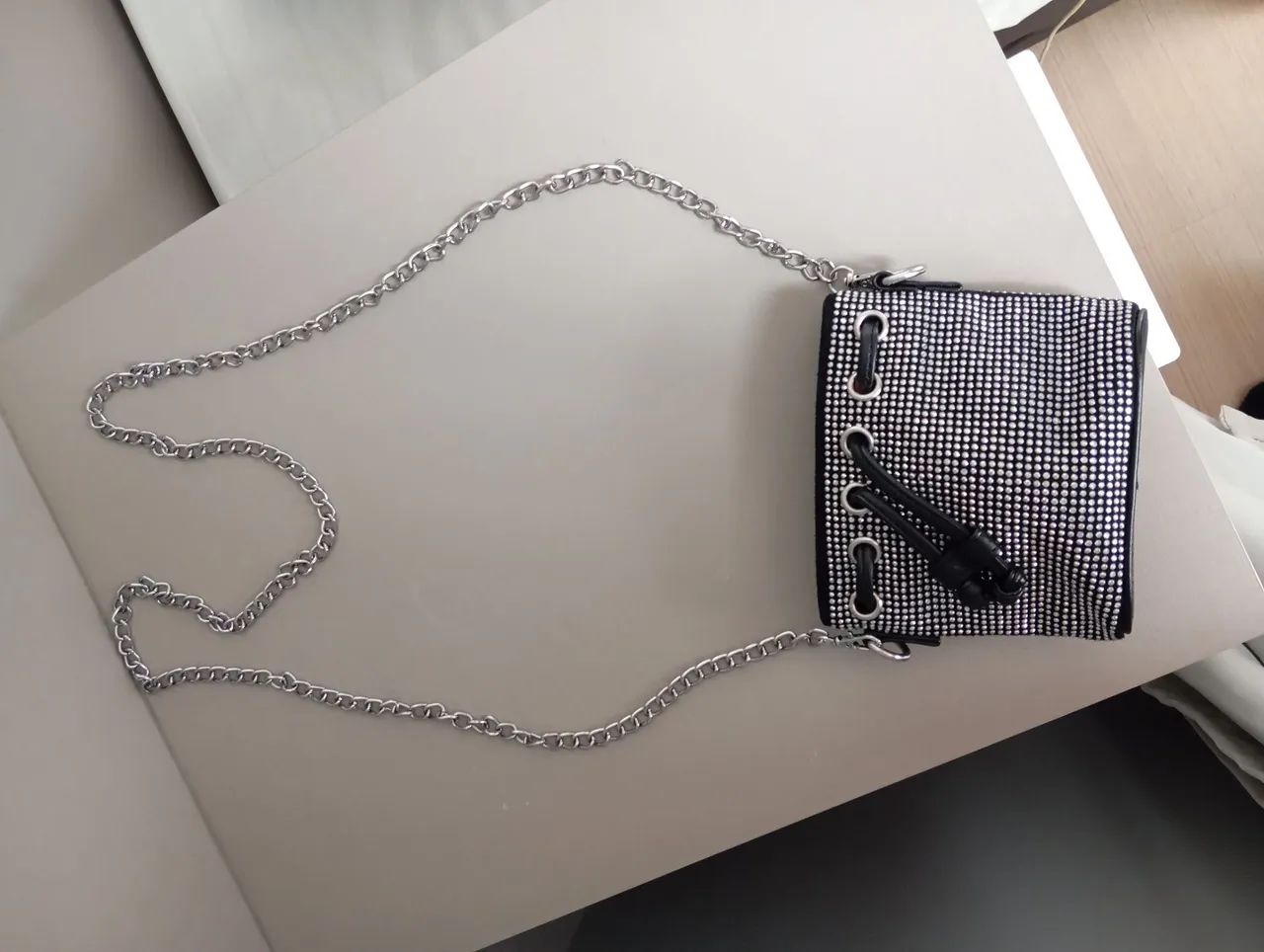 Mini Bolsa preta com stass prateado e alça de corrente - Foto 2