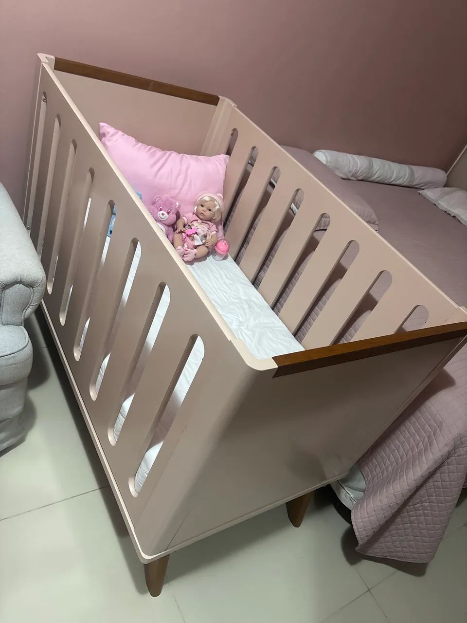 Berço q vira cama 