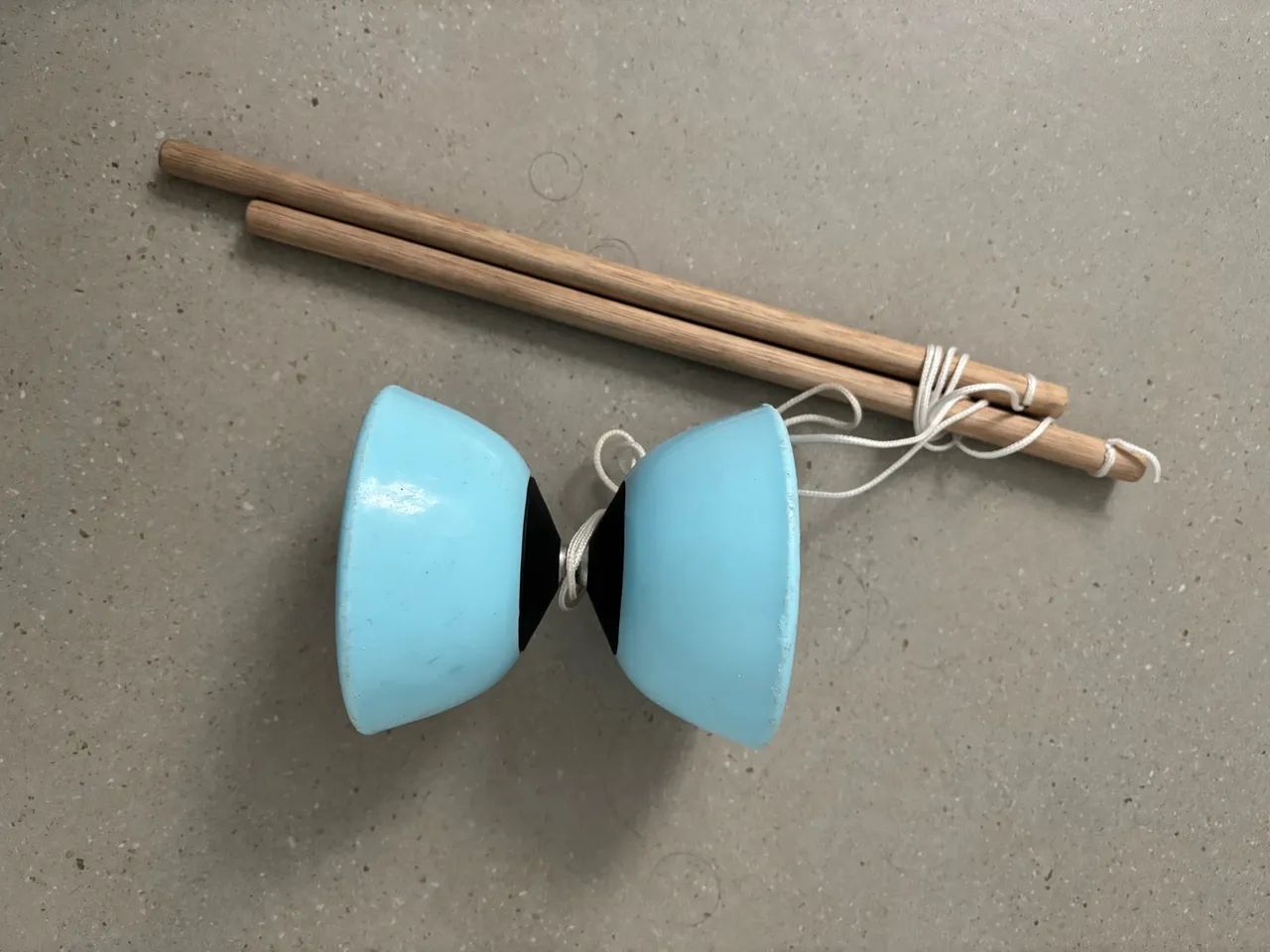 Brinquedo diabolo perfeito estado