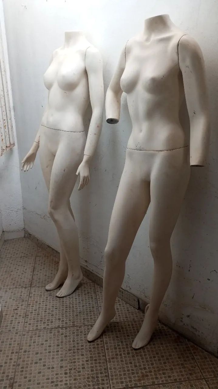 Par de Manequins Femininos