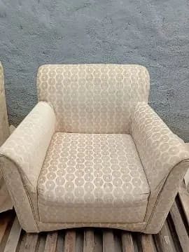 POLTRONA ESTOFADA - CONFORTO E ELEGÂNCIA!