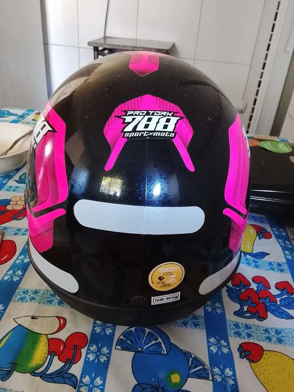 Um capacete  - Foto 2