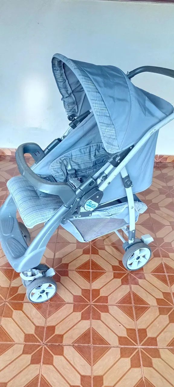Carrinho de bebê com bebê conforto  - Foto 2