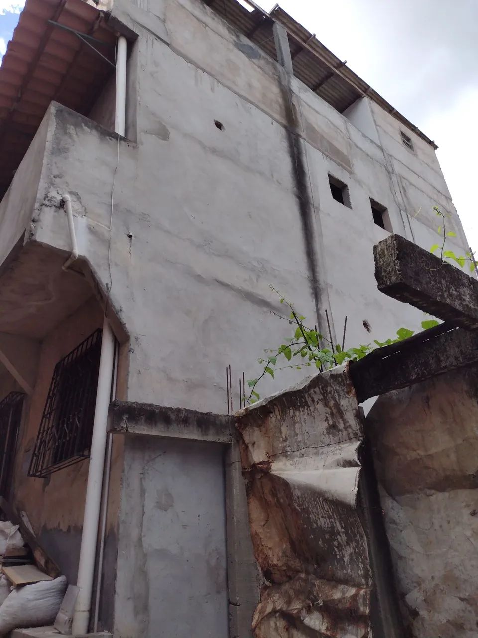 Casa no Lobato com 03 suítes e um quarto e uma cobertura.