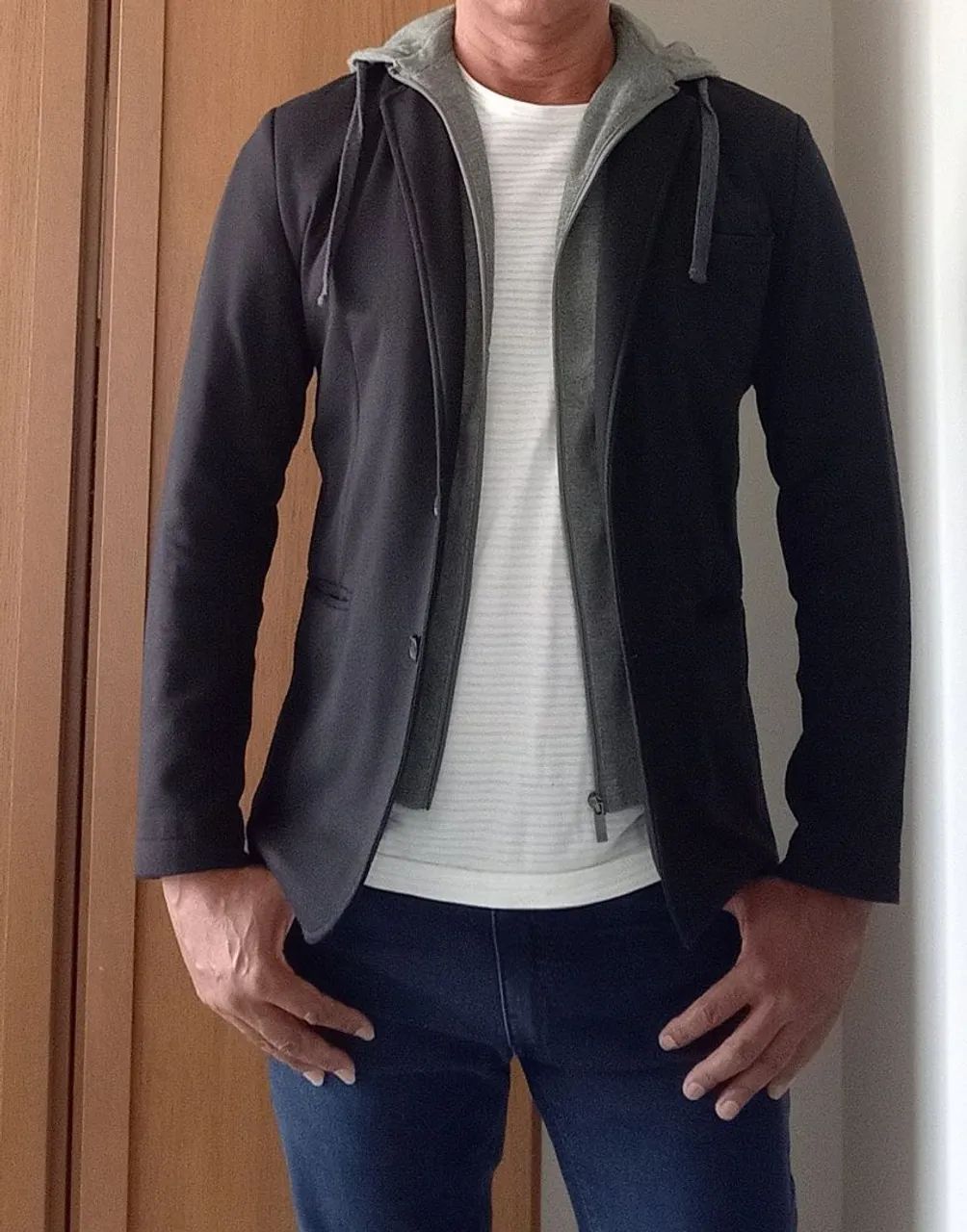 Blazer preto de moleton com capuz retrátil