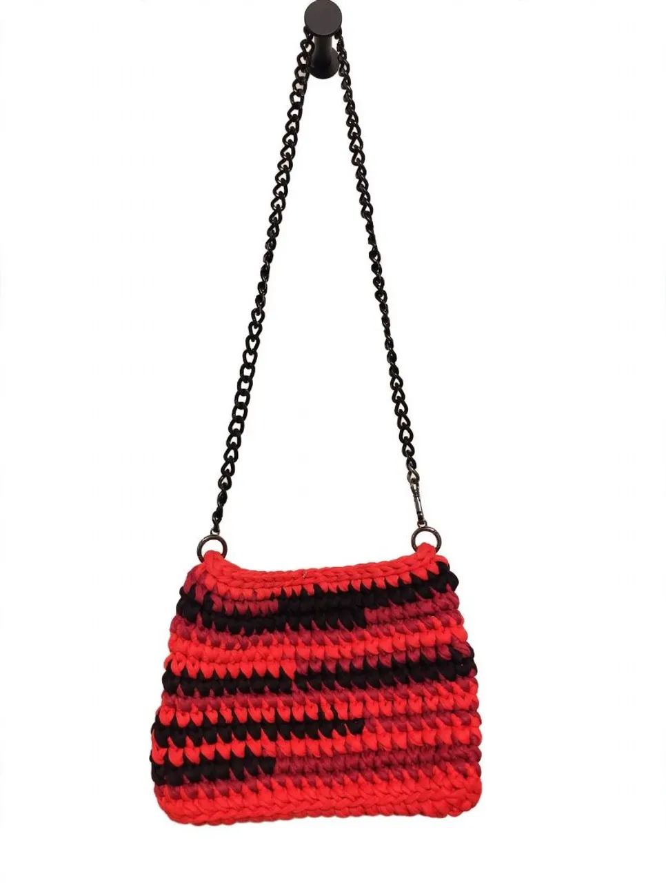 Bolsa artesanal de crochê vermelha, preto e bordo  - Foto 2