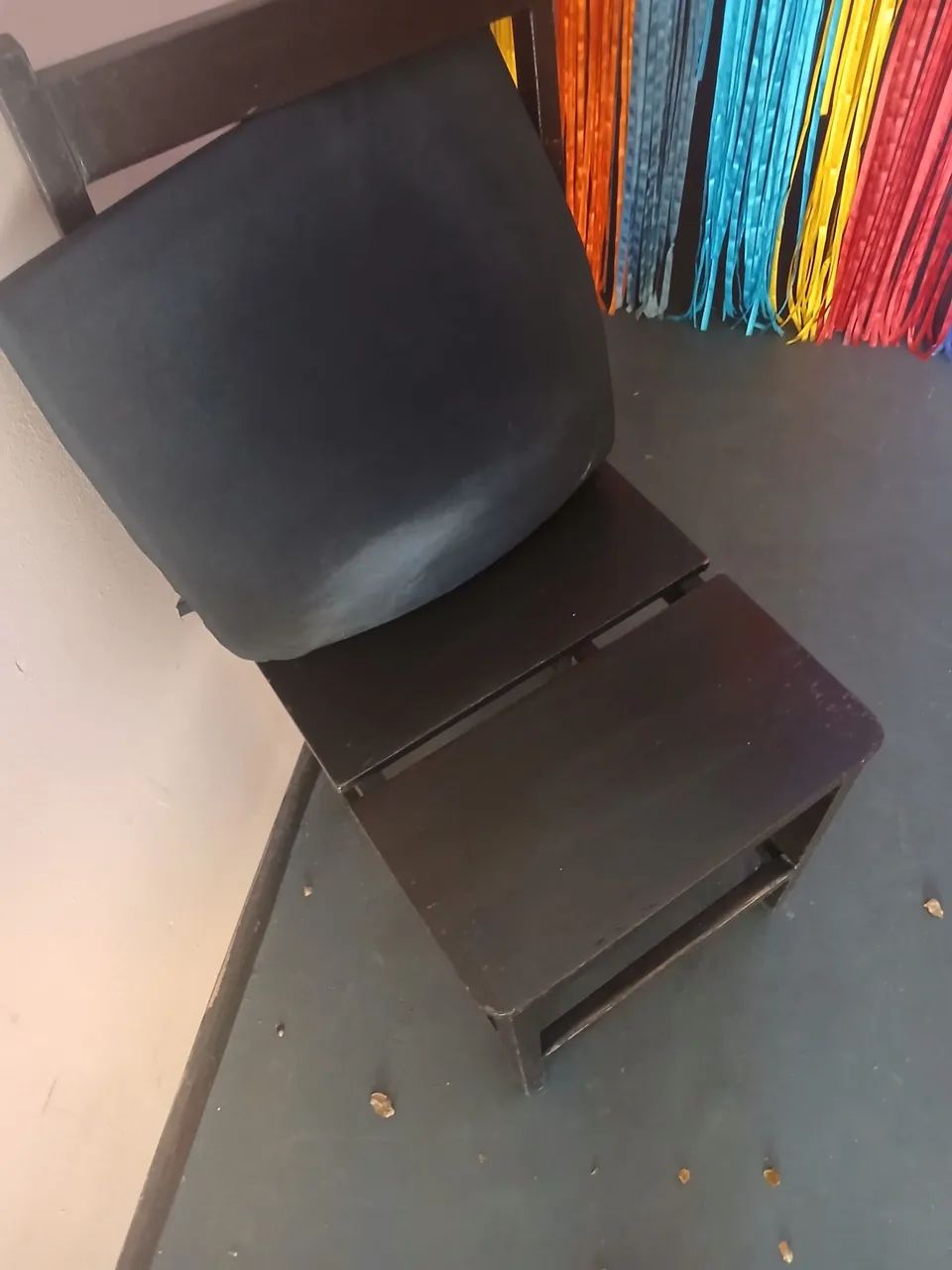Conjunto Mesa e 4 cadeiras de madeira maciça  - Foto 3
