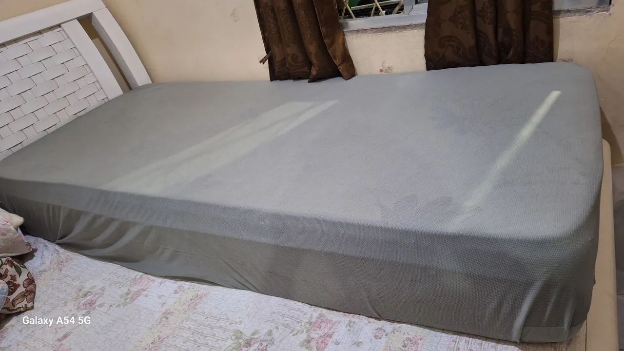 Cama solteira e colchão 