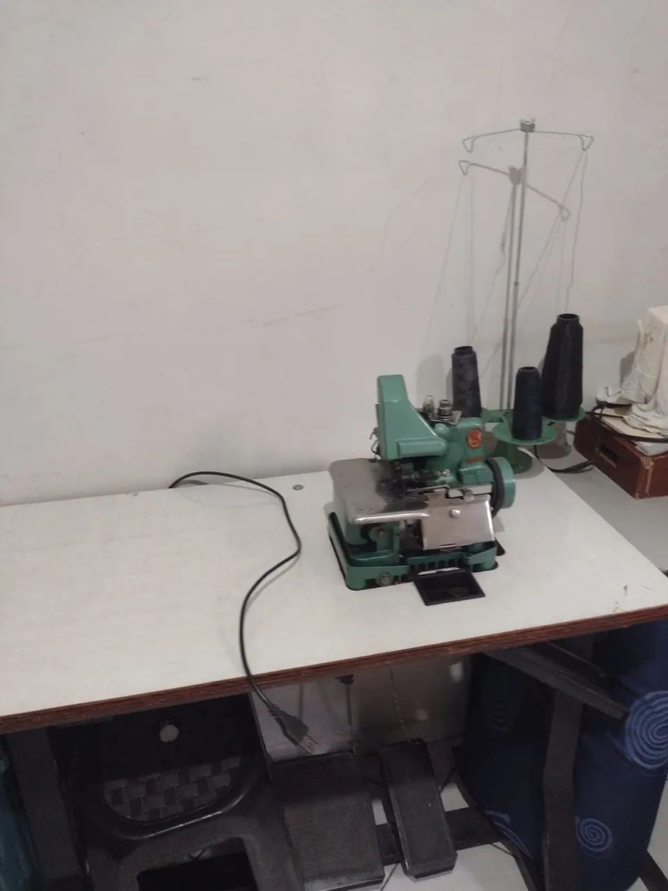 Maquina overlock completa com mesa e pedal