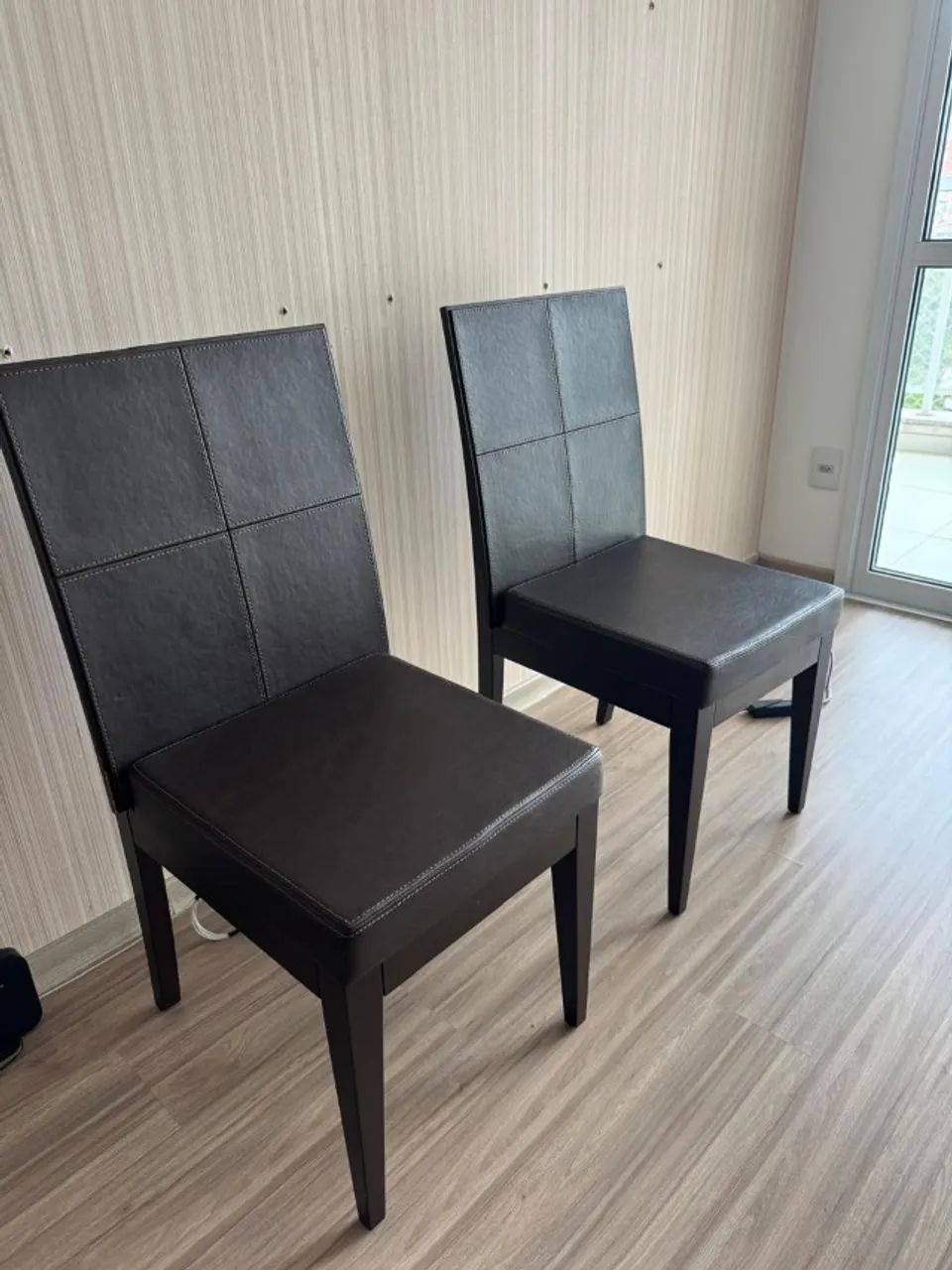 Vendo 02 Cadeiras de jantar com couro