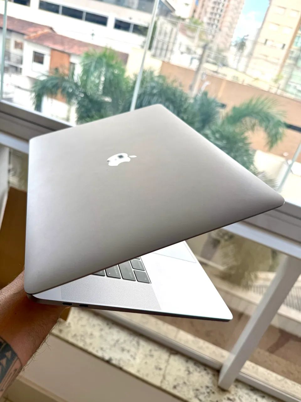 MacBook Pro 2018, i7-5.3GHz (6-Core), 15Pol. 16G, Sequoia, 2.5