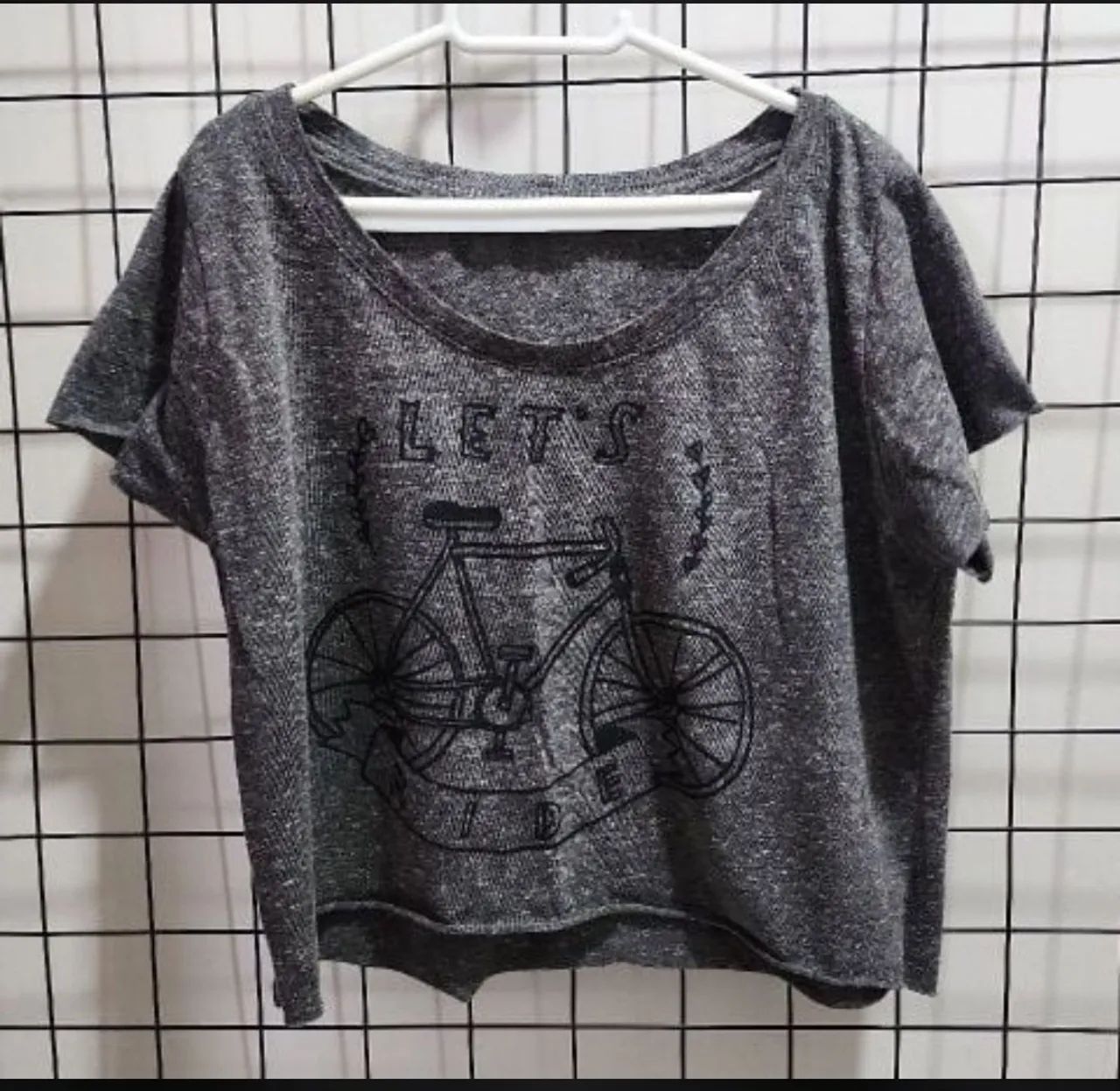 blusa cropped cinza bicicleta
