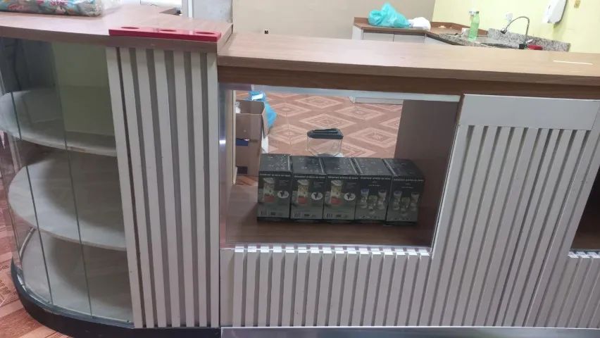 Moderno balcão com vitrine integrada e balcão de atendimento. - Foto 3